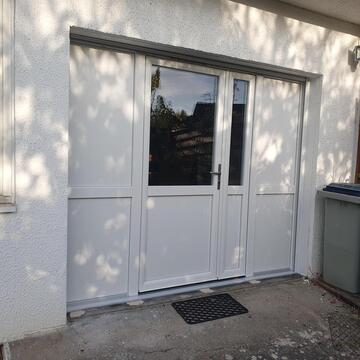 Transformation d'une Porte de Garage : Du Bois Vieillissant à une Solution Moderne et Sécurisée par PVC & ALU SYSTEM FENETRIER VEKA