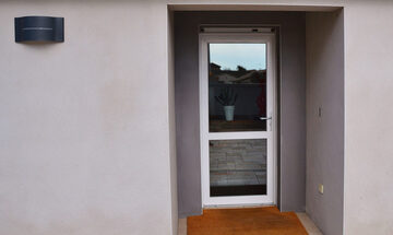 Poseur de portes de service à Seilh