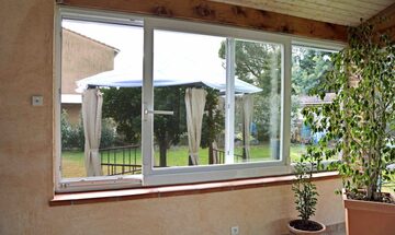 Fenêtre à translation blanche