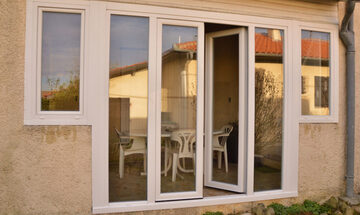 Devanture vitrée d'un commerçant